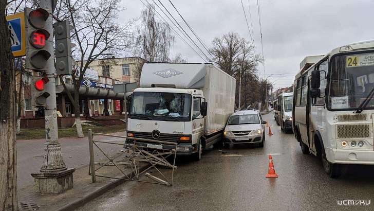 Обошлось без пострадавших: фото с места ДТП возле завода им. Медведева в Орле