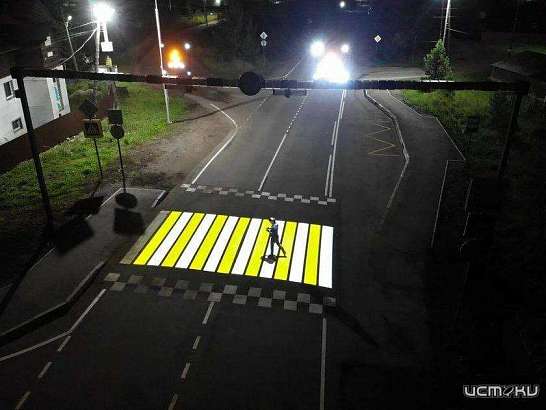 В Урицком районе появился проекционный пешеходный переход