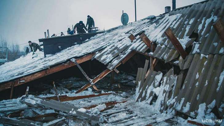 Из-за скопившегося снега в Хотынце рухнула крыша у двухэтажки