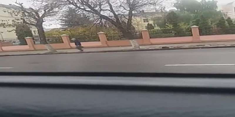Видео: орловчанин прикарманил плитку, снятую при ремонте городского тротуара