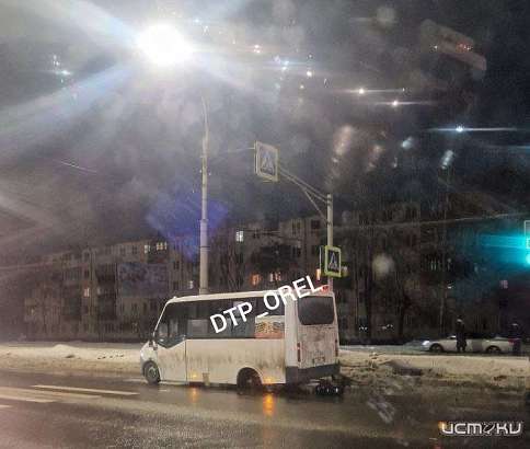 В Орле у маршрутки с пассажирами отвалилось сразу 2 колеса. Орловчане комментируют происшествие
