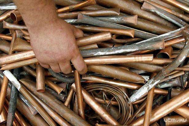 Орловчанин пытался с предприятия украсть металлические детали, но его сдали