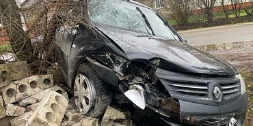 В Болхове водитель иномарки не справился с управлением и врезался в дерево