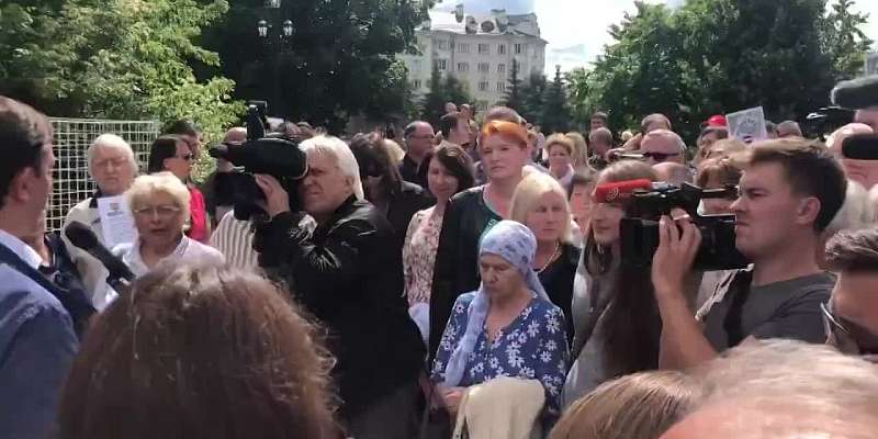 Видео: сторонники и противники реконструкции собрались в сквере Ермолова