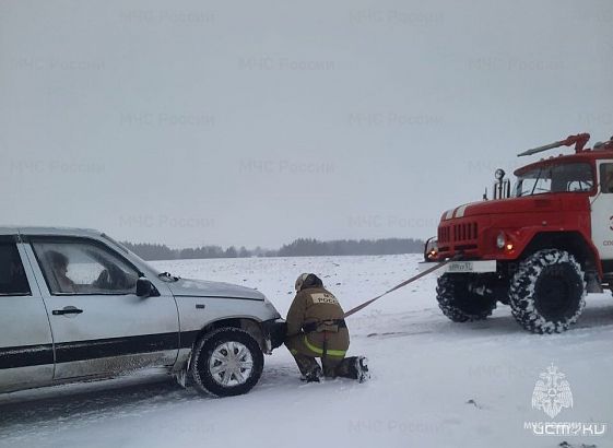 Беременная автоледи с двумя детьми застряла в поле