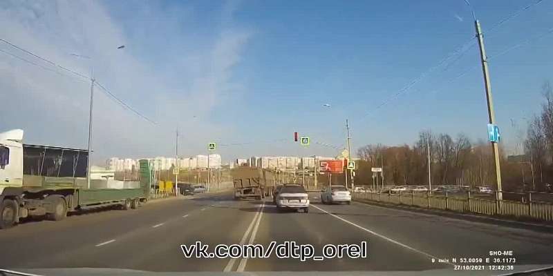 Урок экстремального вождения преподал орловским водителям мужчина на Камазе из Калмыкии1635425467