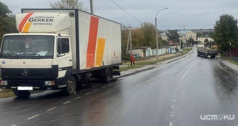 Под Орлом КамАЗ протаранил грузовик, а потом сбил его водителя