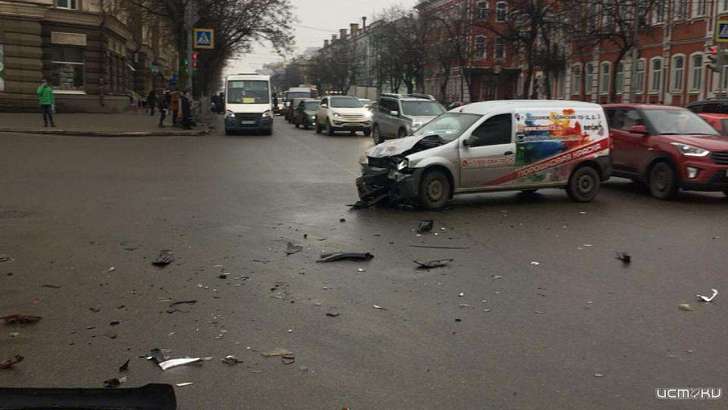 Куча мала: в массовом ДТП в Орле пострадали припаркованные авто