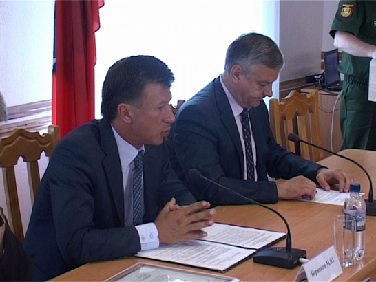 Чиновничья цепочка. Губернатор "ругает" сити-менеджера и мэра, те тоже ищут виноватых 