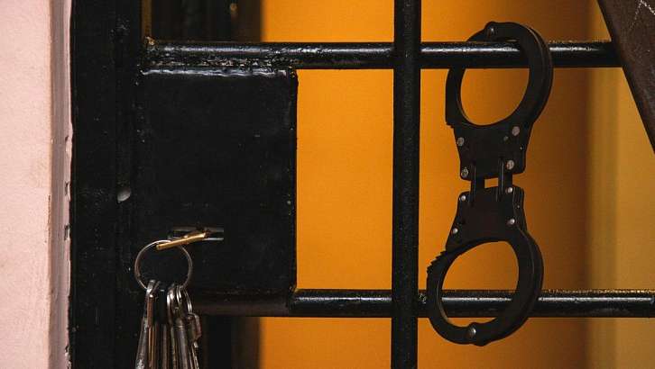 На Орловщине в СИЗО заключенный напал на инспектора