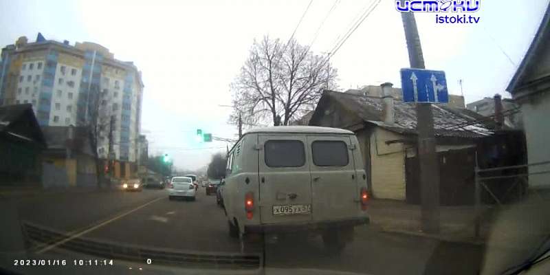 В Орле водители на ул. Розы Люксембург массово игнорируют знак "движение прямо"