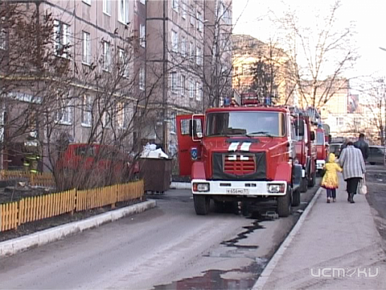 Серьезный пожар в доме 12 по переулку Соляному
