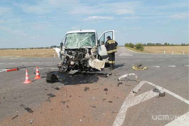 Авария на Орловщине: КАМАЗ не уступил дорогу фургону «Фольксваген»