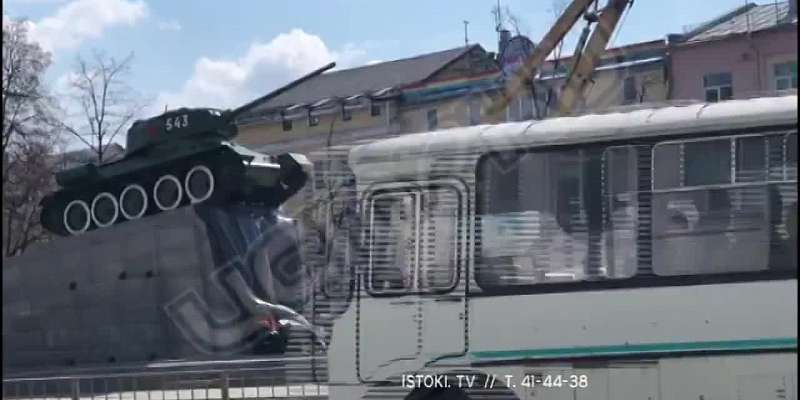 В Орле красят танк