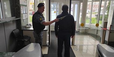 судебные приставы Орловской области Орловчанин пытался проникнуть в зал суда с "запрещенкой"