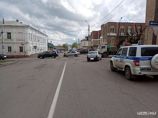 В Ливнах в результате игнорирования ПДД столкнулись иномарка и «ВАЗ». Один человек пострадал