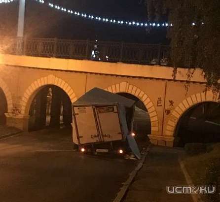 В Орле продолжается противостояние грузовиков и Александровского моста