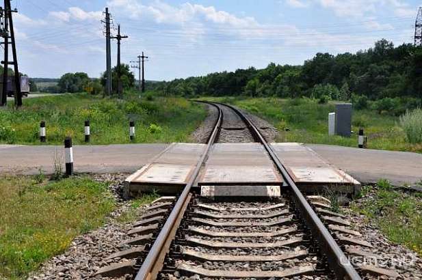 В Орле поезд избежал столкновения с фурой, застрявшей на переезде