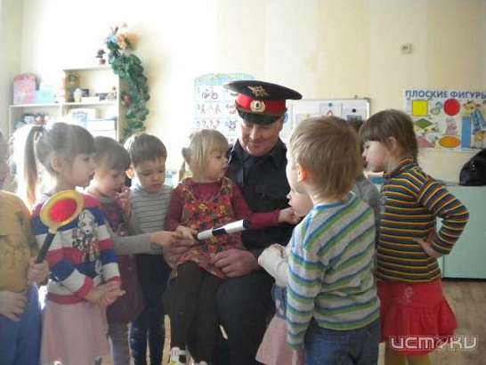 Орловские инспекторы ГИБДД обучили дошколят правилам дорожного движения 