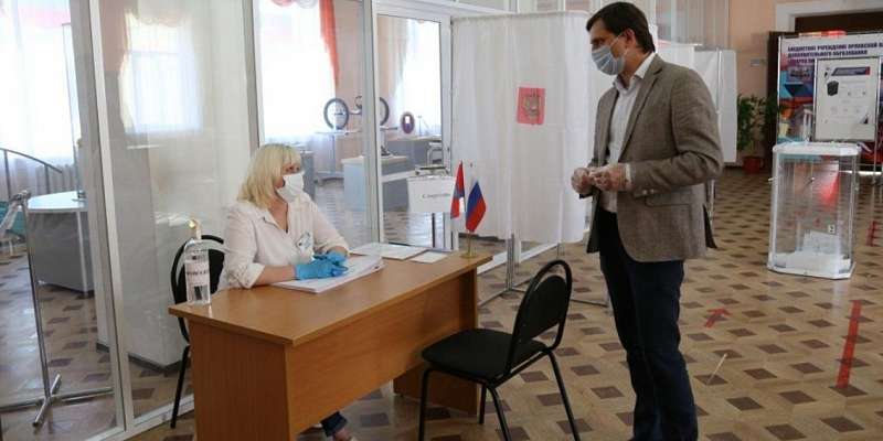 В Орле продолжается голосование за поправки в Конституцию. Проголосовал губернатор Андрей Клычков