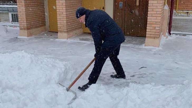 Мэр Юрий Парахин посоветовал орловчанам самостоятельно убирать снег