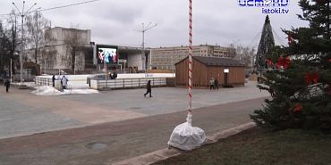 Катку на площади Ленина в Орле в этом году непросто.