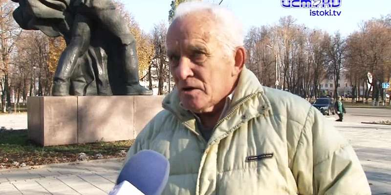 Распил гранита. Общественники обратили внимание на пропажу ценного камня у подножия памятника в Сквере Комсомольцев. Вместо гранита-бетонная плитка