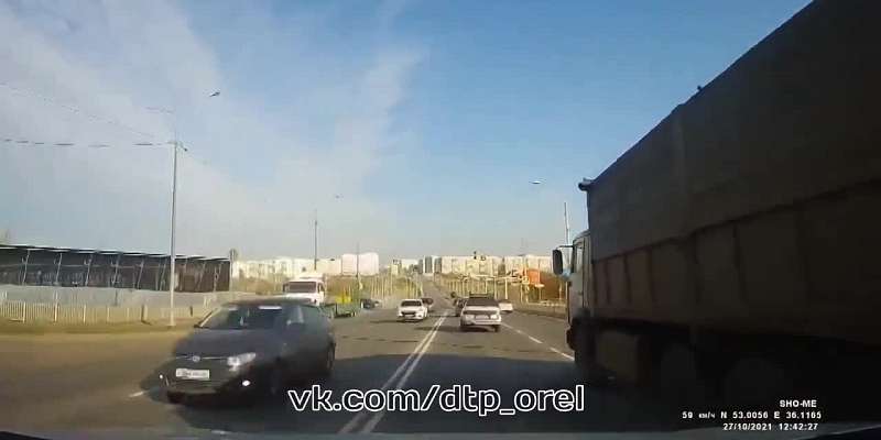 Урок экстремального вождения преподал орловским водителям мужчина на Камазе из Калмыкии1635431354