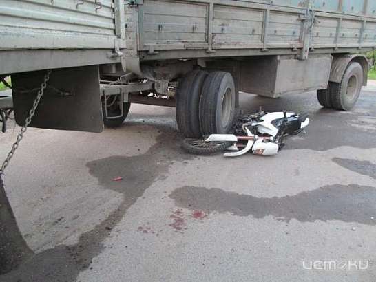 В Орловской области мотоциклист угодил под колеса КАМАЗа В Орловской области мотоциклист угодил под колеса КАМАЗа