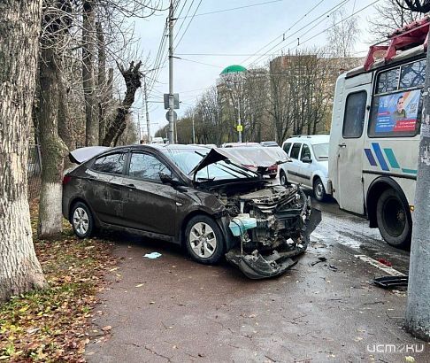 В Орле на Лескова произошло серьезное ДТП, парализовавшее утреннее движение