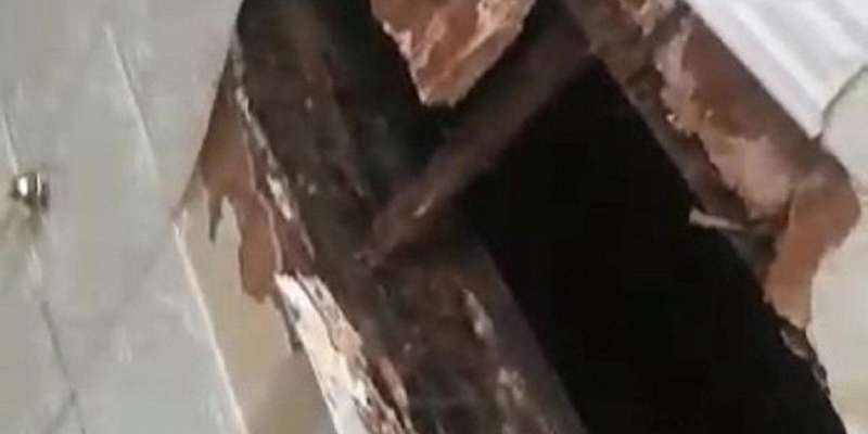 Видео: в аварийной двухэтажке в Орле потолок рушится на головы жильцов 