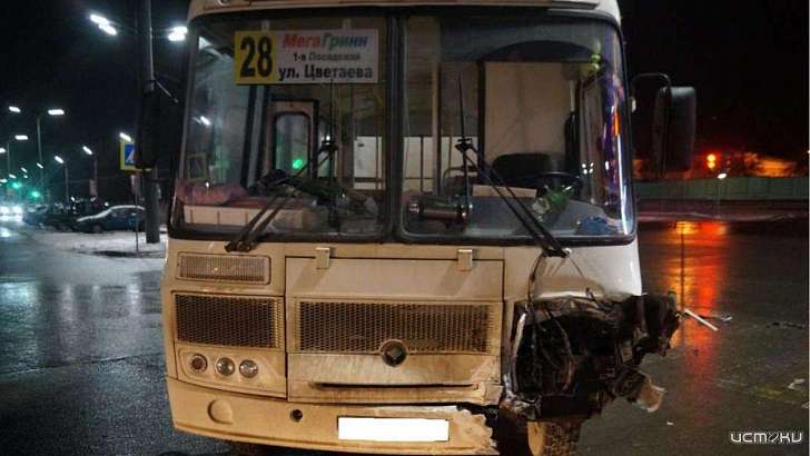 Маршрутка, два автомобиля и светофор стали участниками ДТП в Орле