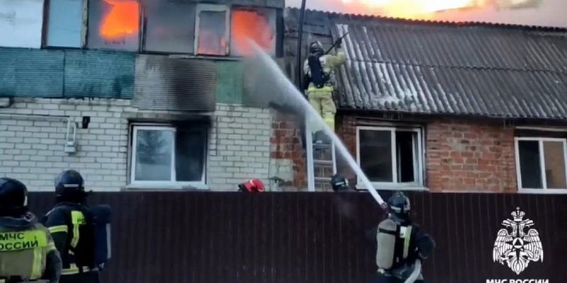 Сотрудники МЧС России работают на пожаре в Орле 