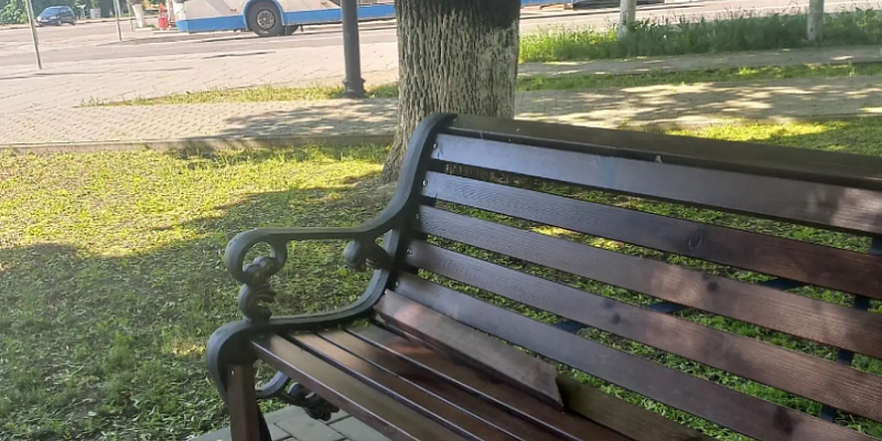 В обновленном сквере Бунина вандалы сломали деревянную лавочку