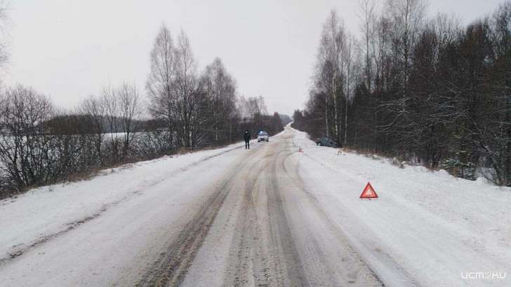 Не справилась с управлением: на Орловщине авто улетело с заснеженной трассы