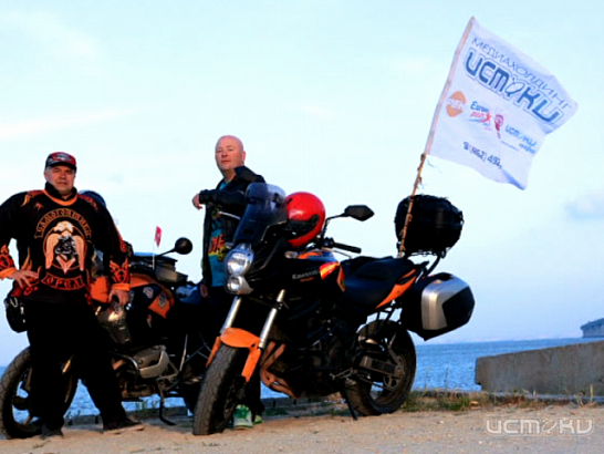Ретро-байкеры: путь через всю Россию до границы Кореи с флагом Ретро FM