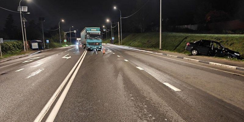 автомобильная авария Под Орлом большегруз протаранил легковушку. Пострадал один человек