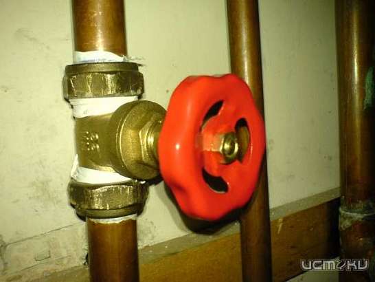 В доме на ул. Салтыкова-Щедрина на трех этажах обвалился потолок