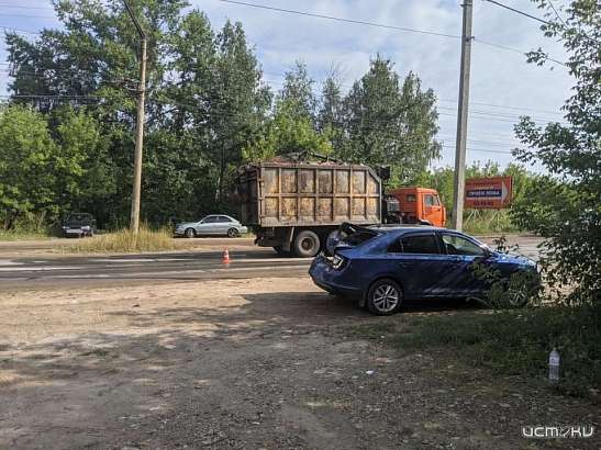 На ул. Раздольной в Орле «КАМАЗ» протаранил легковушку