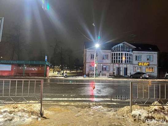 Во Мценске ребёнок попал под колёса автомобиля, переходя дорогу на «красный»