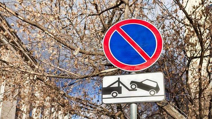 Припаркованные у края авто мешают «Спецавтобазе» убирать прилотковую зону в Орле