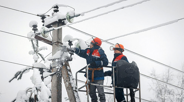 На Орловщине продолжаются работы по восстановлению электроснабжения после ледяного дождя