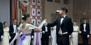 В Орле ученики школы №20 погрузились в торжественную атмосферу XIX века 