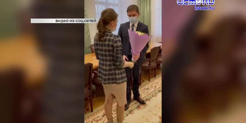 Клычков встретил зампреда Госдумы цветами, жители орловского поселка не могут бесплатно попасть к своим домам, а жители другого поселка для местной де...