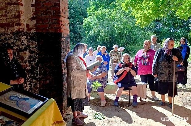 В руинированном храме под Мценском прошла Литургия — верующие надеются на возрождение святыни