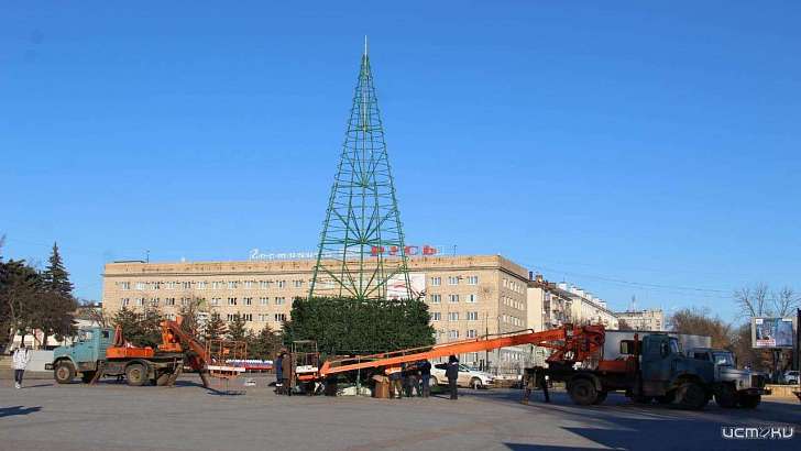 Фотофакт: в центре начали собирать главную елку Орла