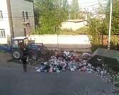 Орловский экскаваторщик перевернул переполненный мусорный бак