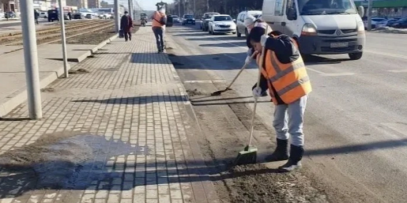 Орловская мэрия демонстрирует фотографии как убирают Орел. 