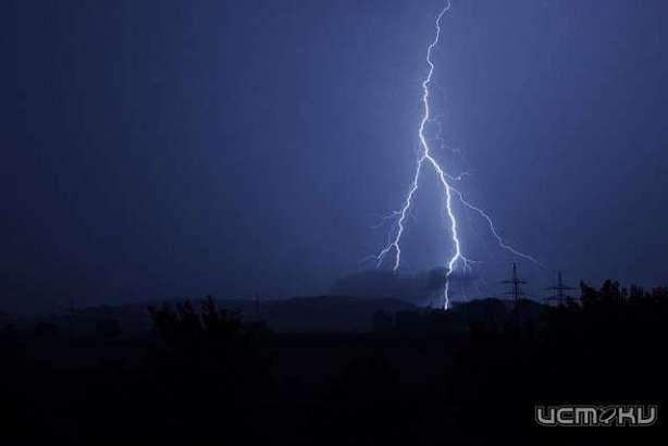 На Орловщине из-за удара молнии загорелись дом и хозпостройка