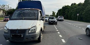Не выдержал дистанцию: под Орлом легковушка въехала в попутную «ГАЗель»